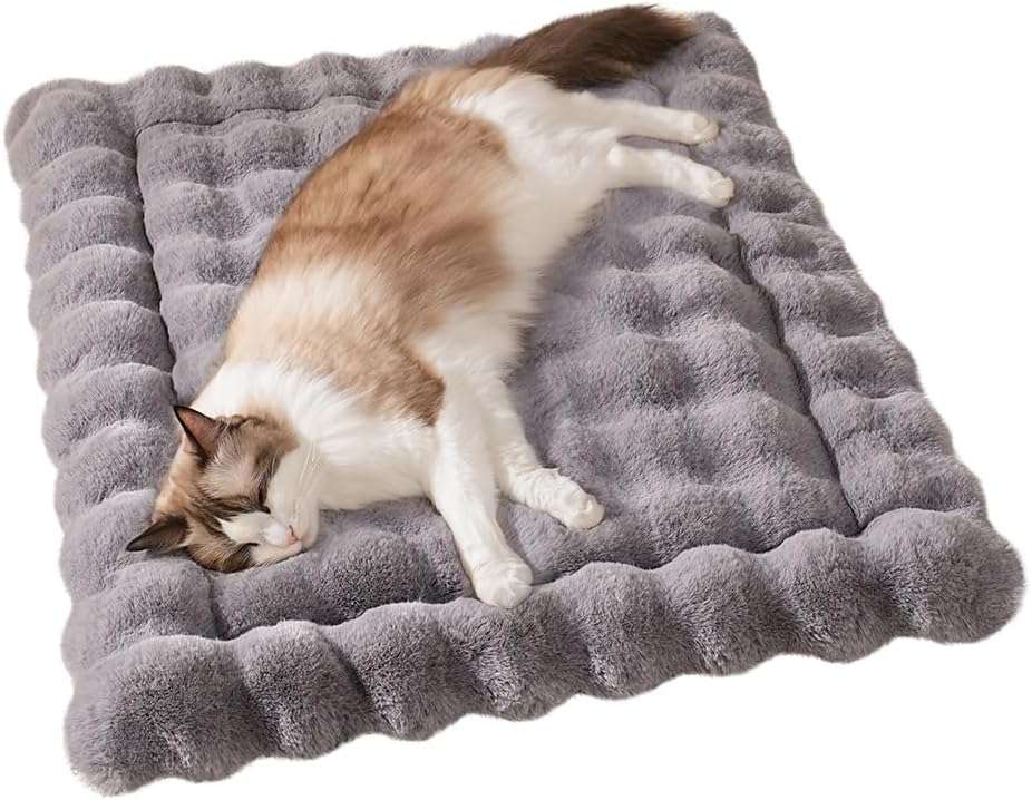 tapete cama para gatos gris lavable y antideslizante con medidas de 58.42 por 38.10 centimetros