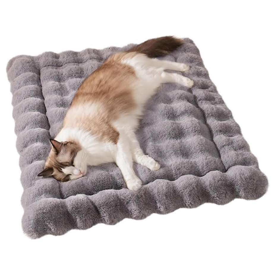tapete cama para gatos gris lavable y antideslizante con medidas de 58.42 por 38.10 centimetros